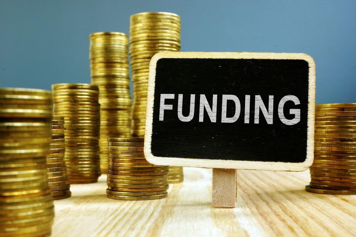 The image of the coins stack and a board with text indicating sinking fund ideas help to become financially prepared.