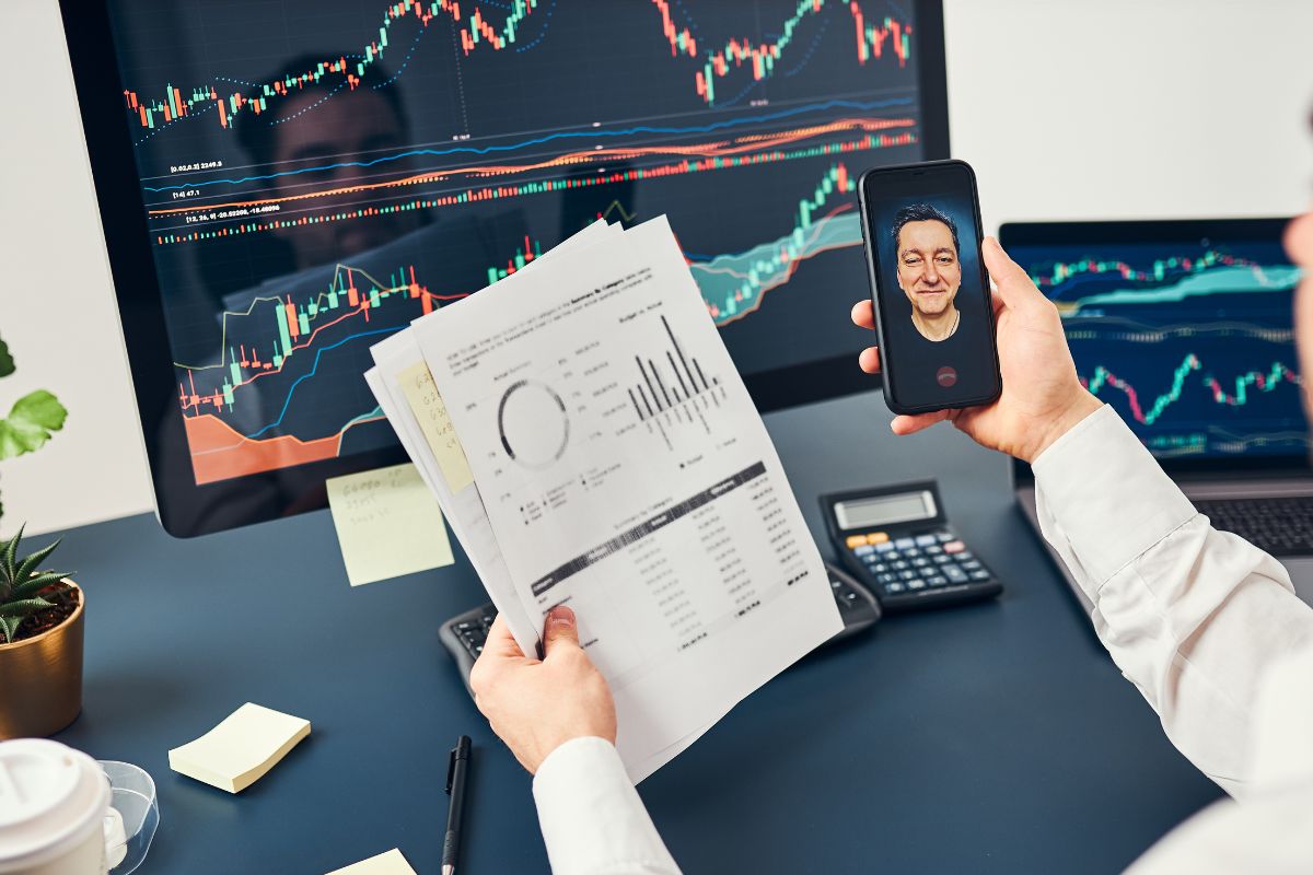 Picture of a man trading stocks online.