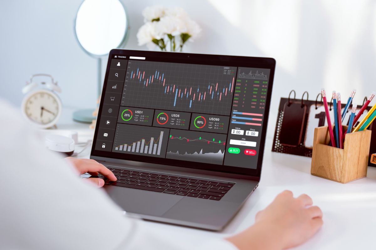 Image of a man's hand trading online.