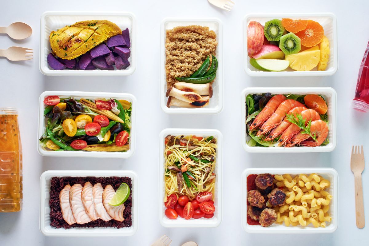 Picture of meals in the containers.
