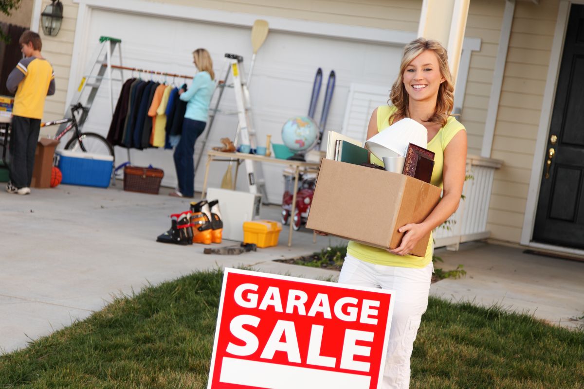 Image of a woman selling her unwanted items.