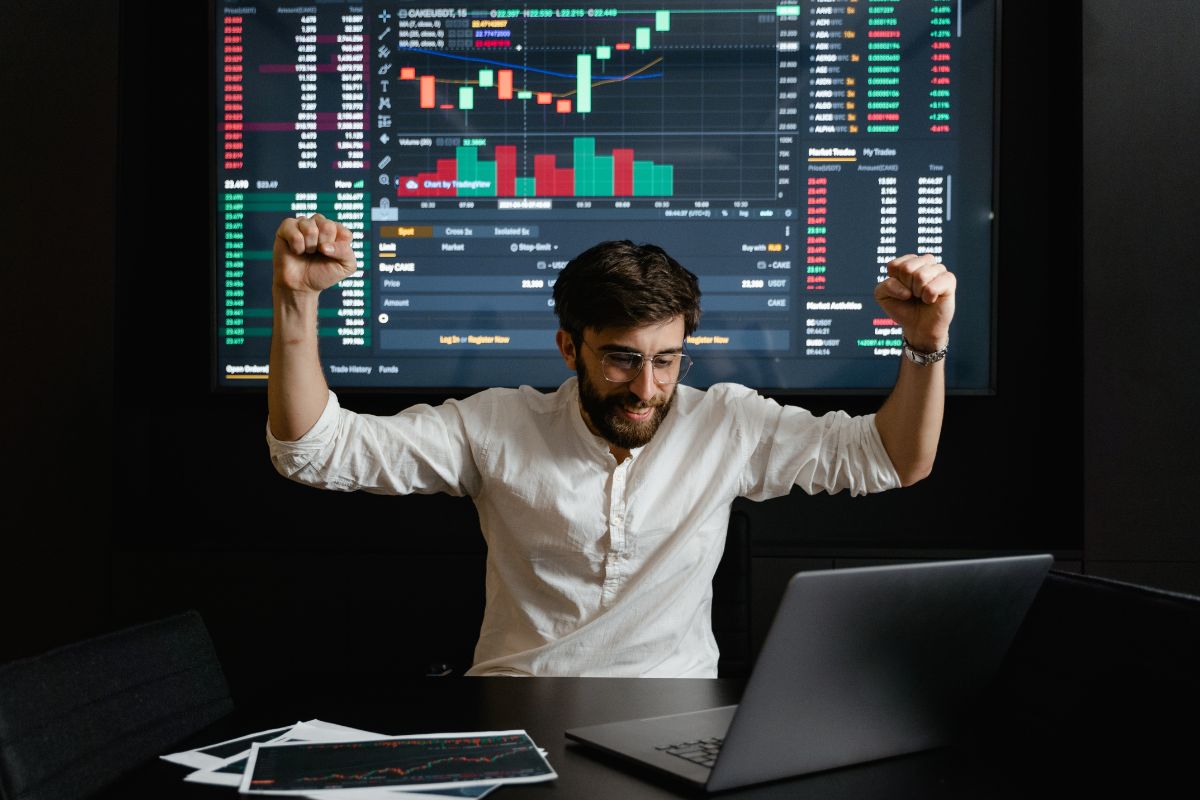 Picture of a man trading stocks online.
