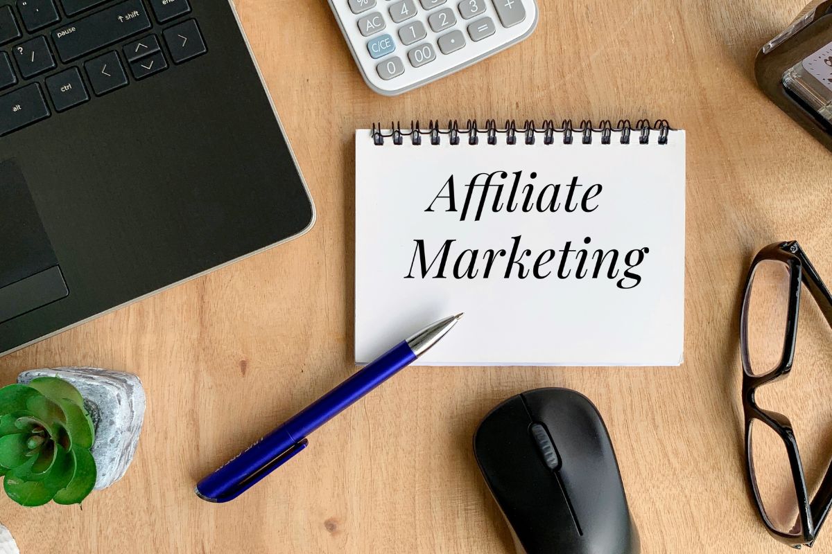 Image of a notebook with affiliate marketing wording.
