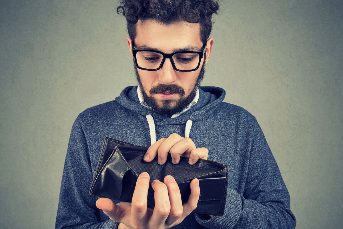 Photo of a man with an empty wallet.