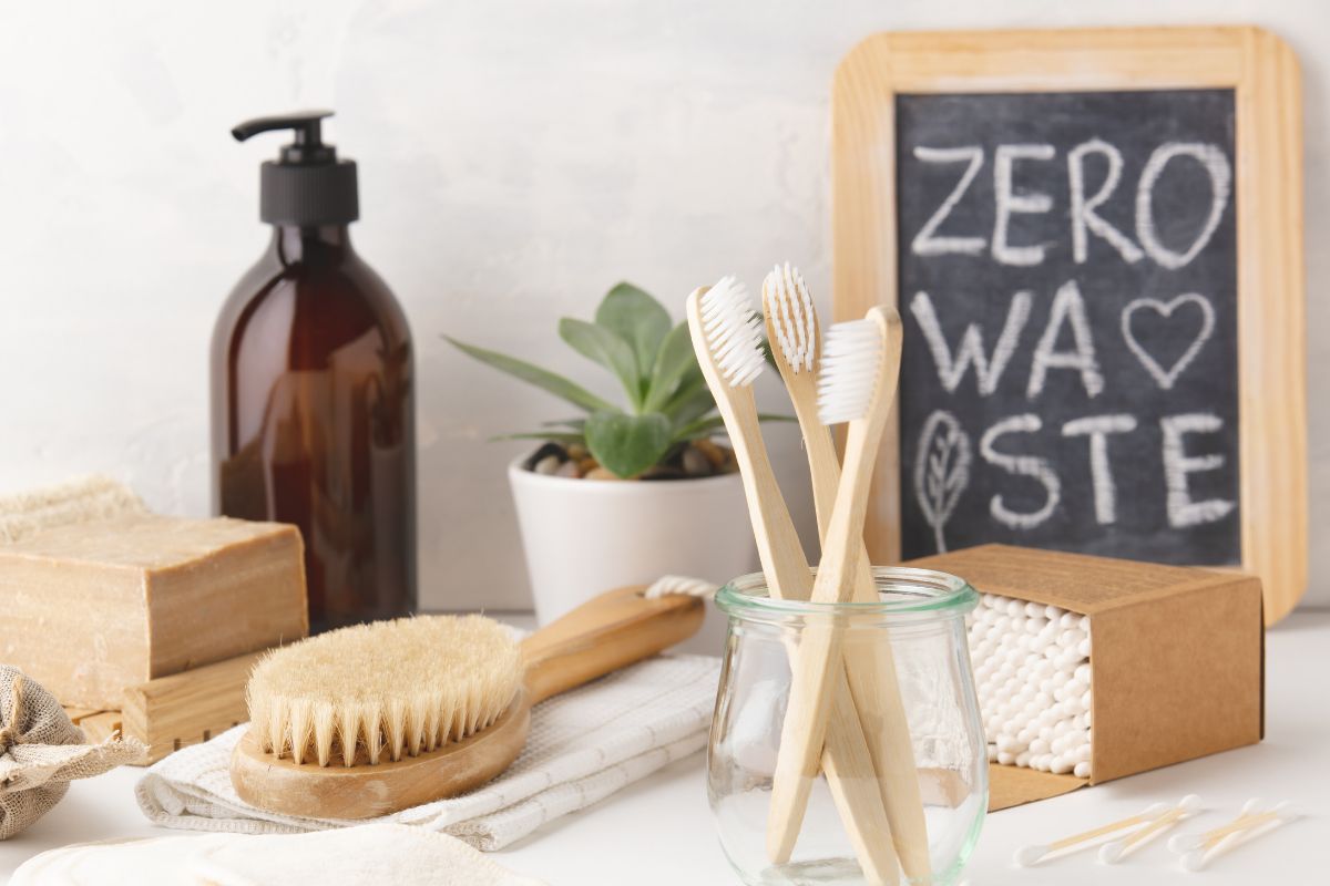 Foto de uma prancha com coisas de redação de lixo zero.