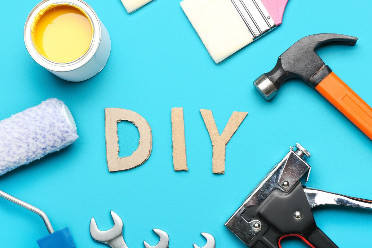 Imagem de redação e ferramentas de bricolage.