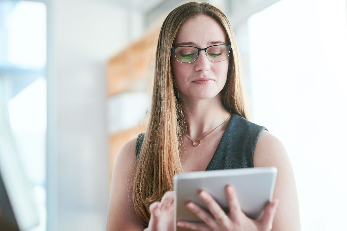 Imagem de uma mulher usando um dispositivo de tablet.