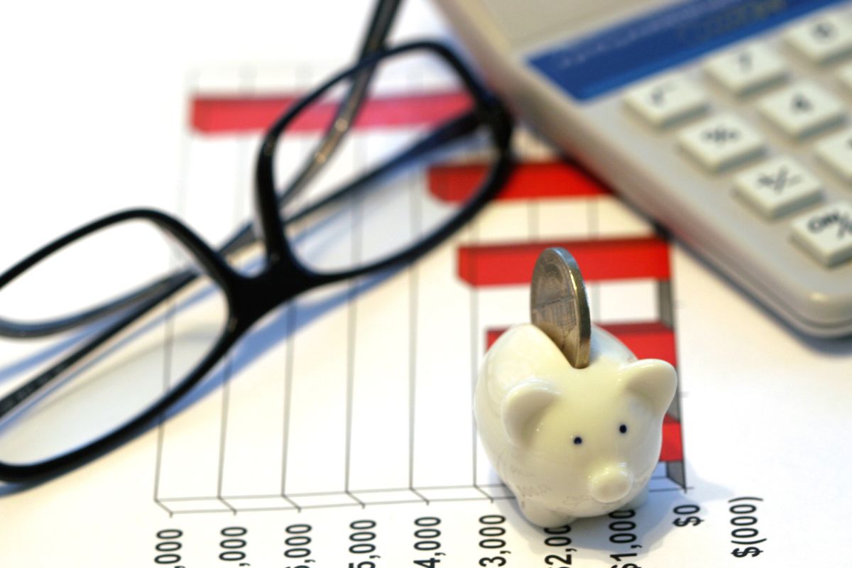 Image of a savings chart with calculator and piggy bank.