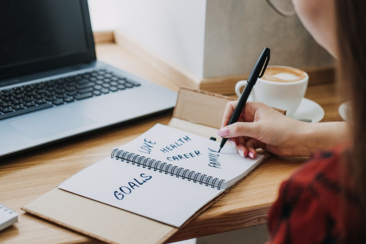 Image d'une femme se fixant de grands objectifs de vie.