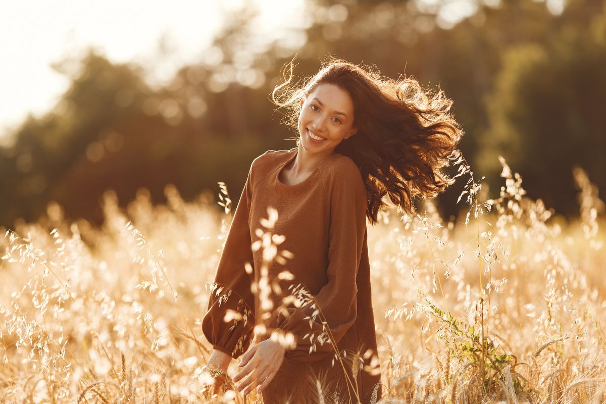 Image d'une jeune femme avec la liberté.