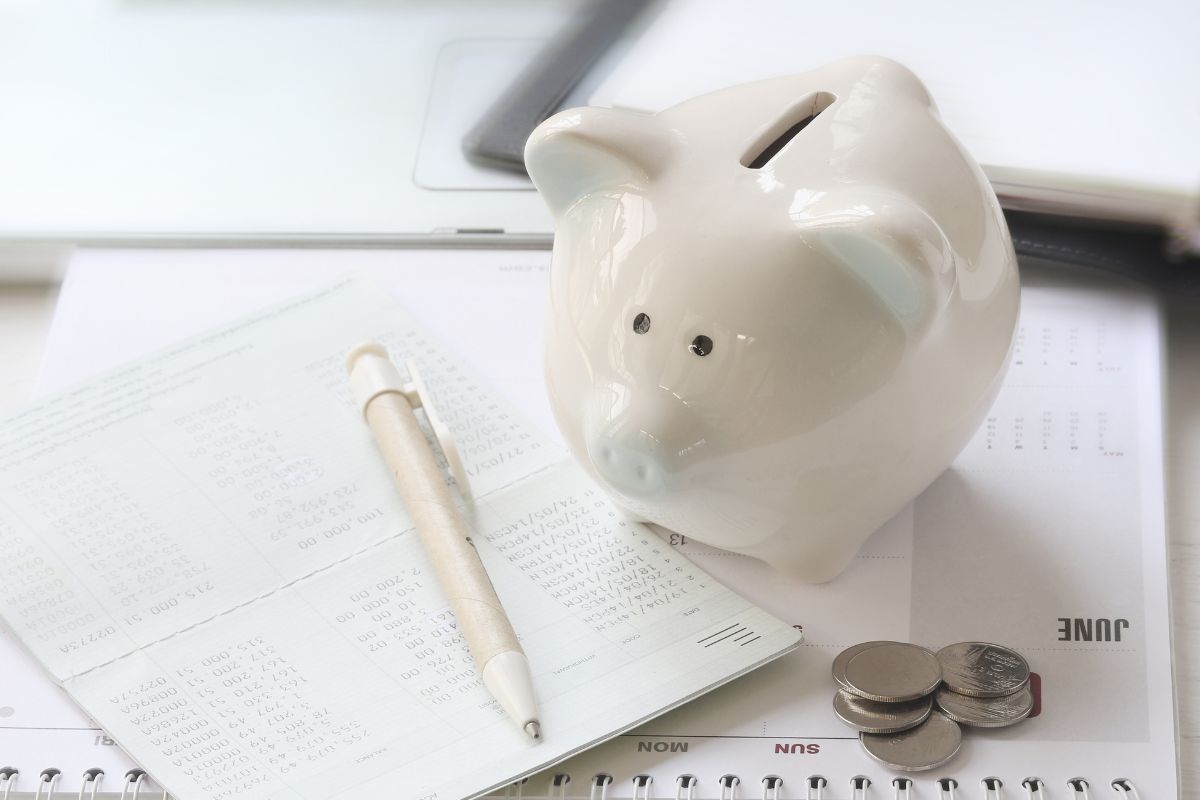 Image of a savings account and a piggy bank.