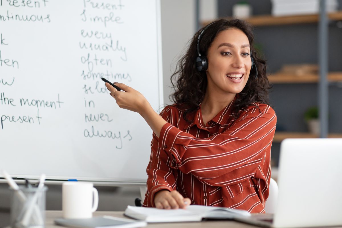 Image of a woman tutoring online.