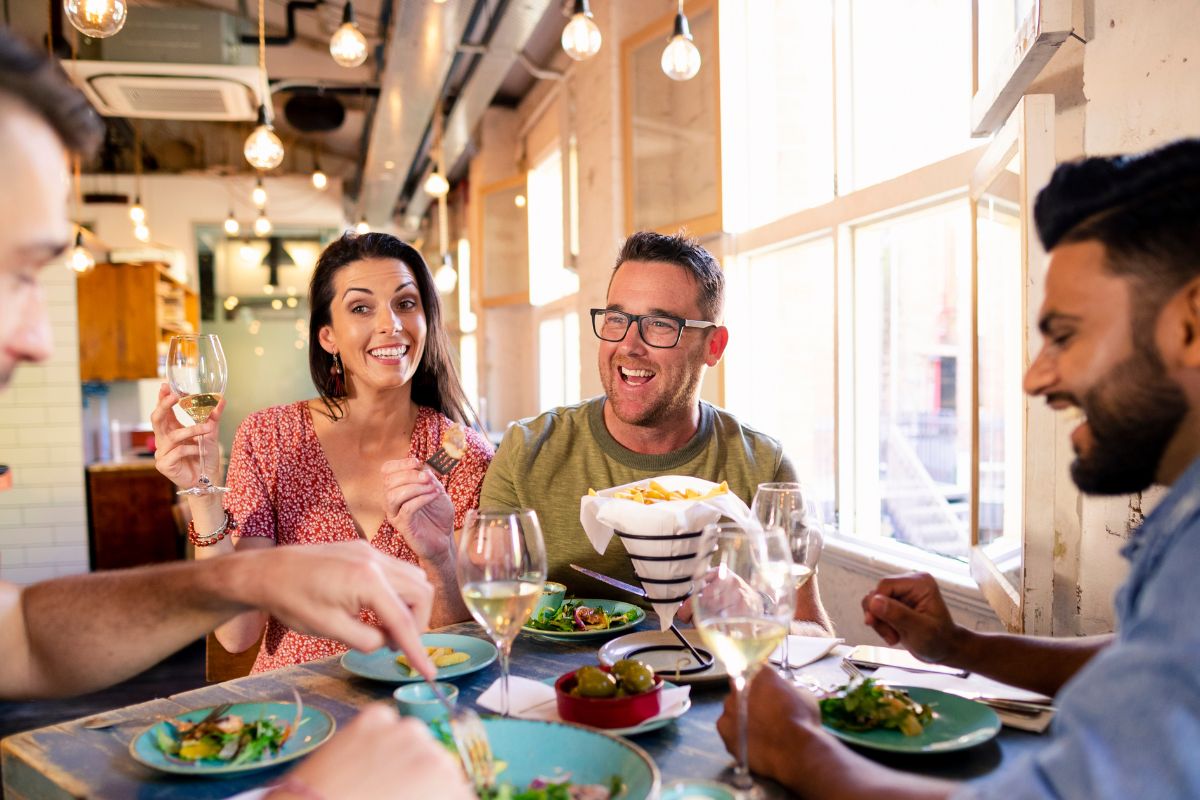 Photo of friends go out for dinner.