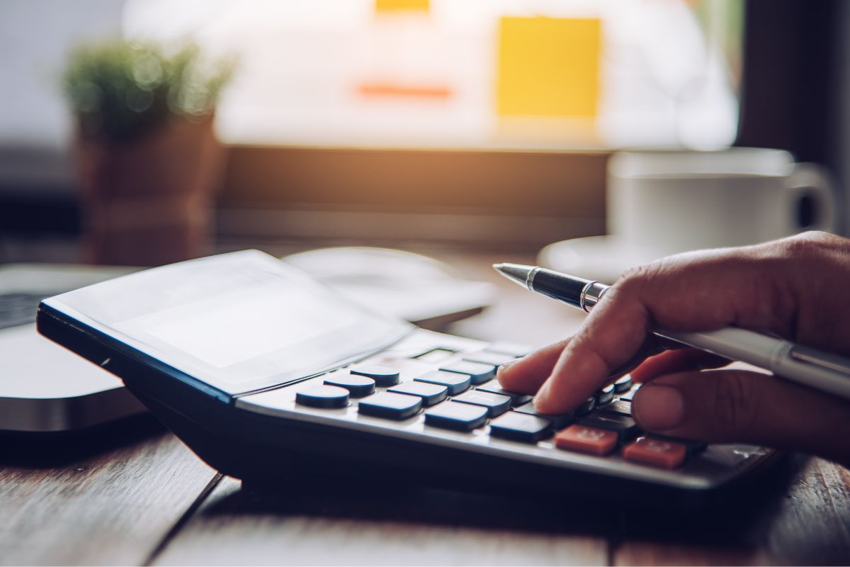 Image of the hand budgeting of a woman.