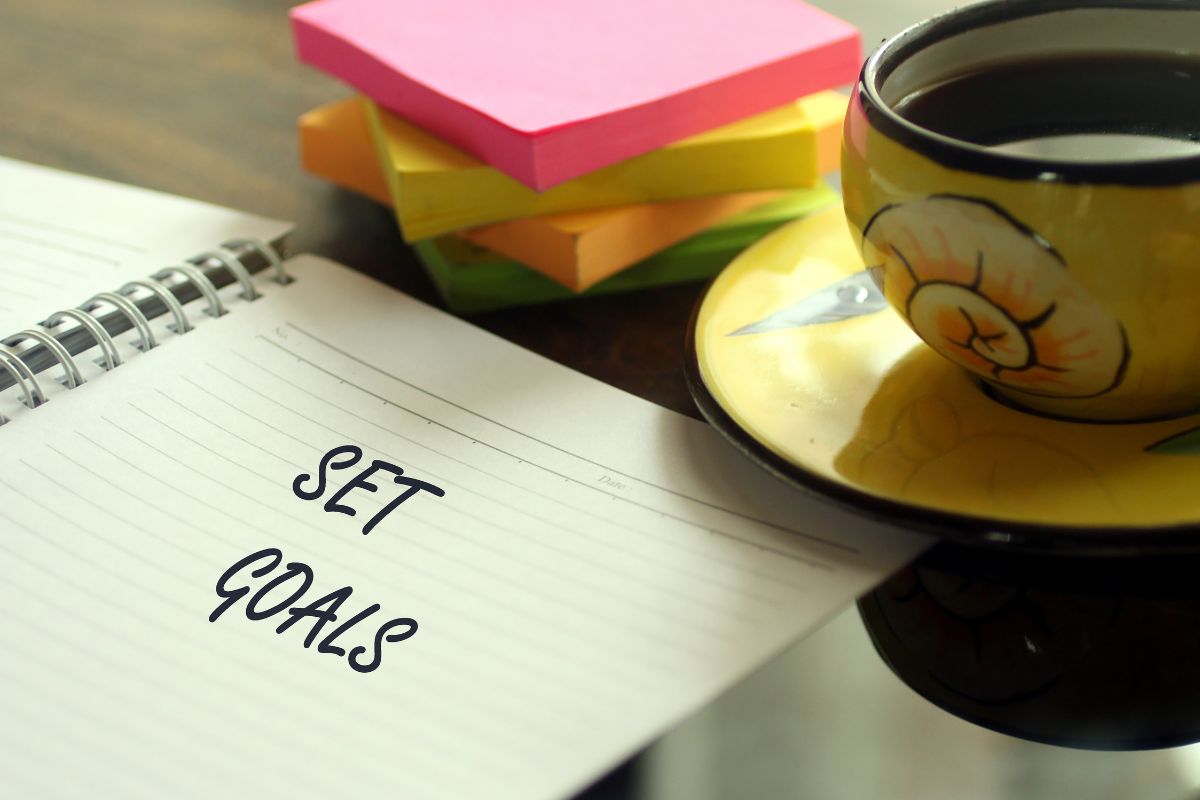 Picture of a notebook with set goals wording.