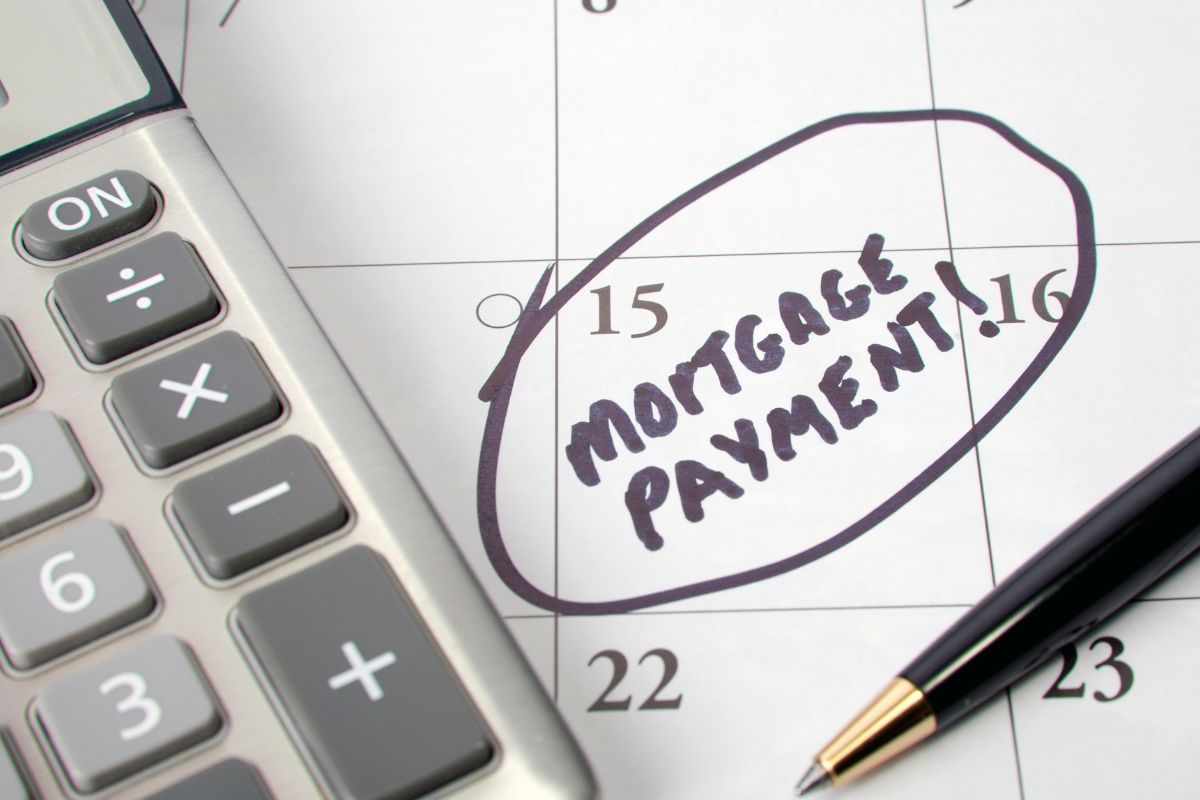 Image of a calendar with mortgage payment note.
