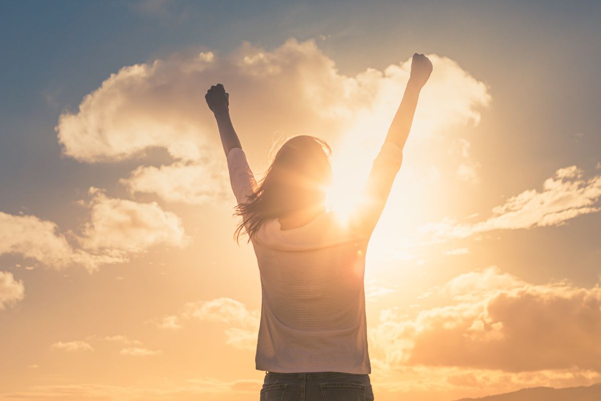 A foto mostra uma mulher aplaudindo.