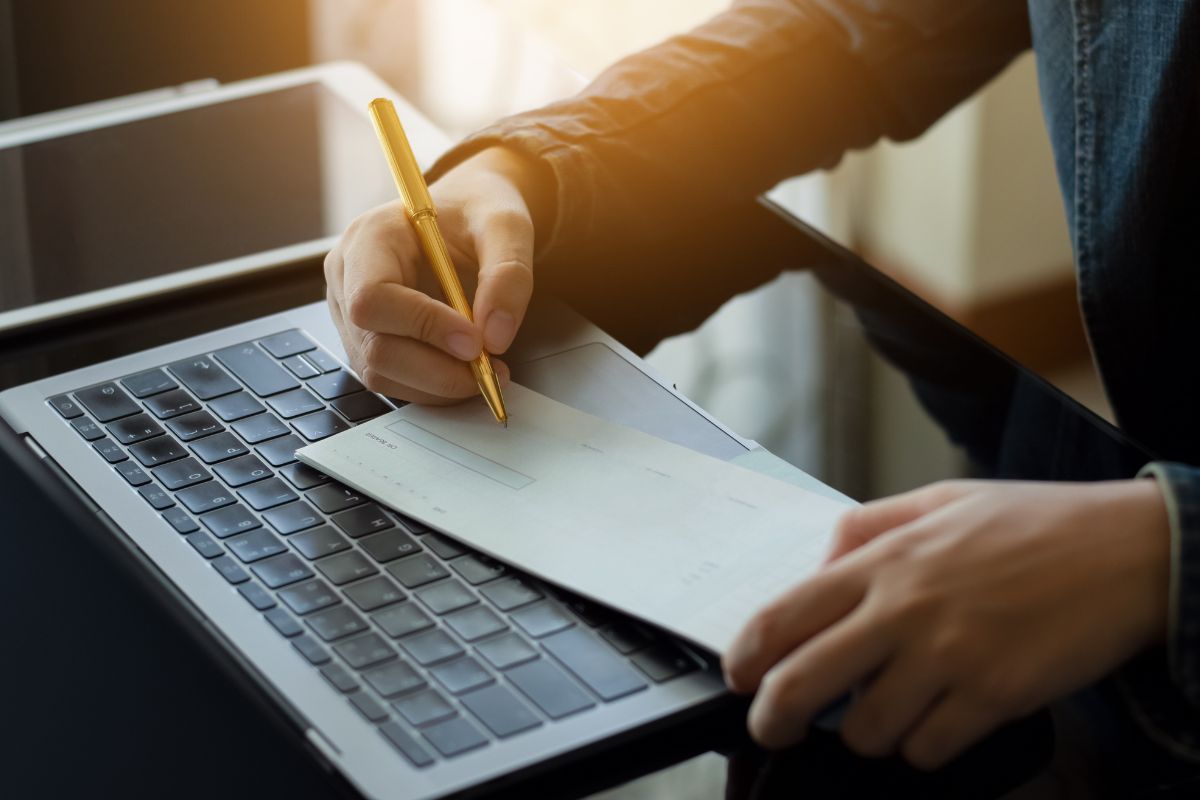 Uma mulher que vive salário para salário.