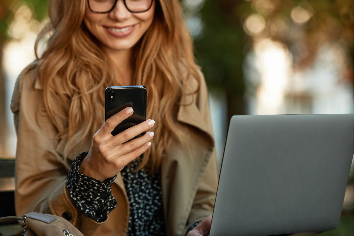 Imagem de uma mulher escolhendo citações milionárias online.