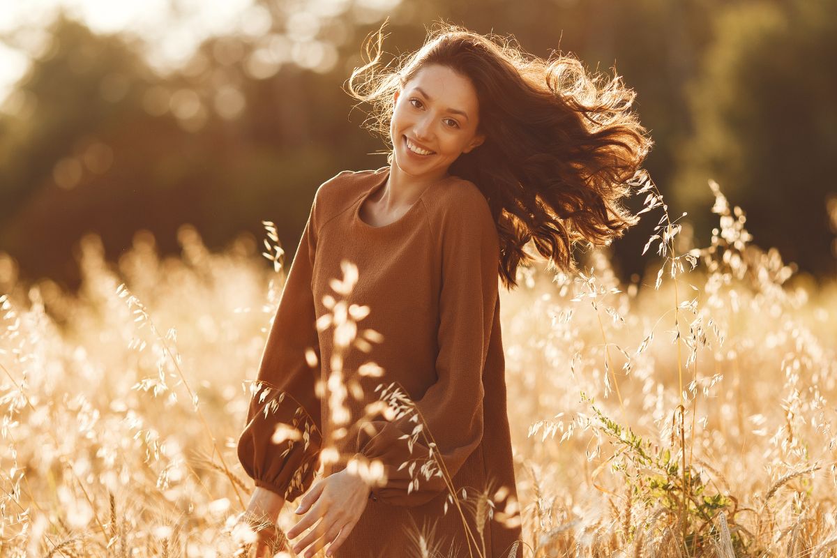 Foto de uma mulher desfrutando de sua liberdade de tempo.