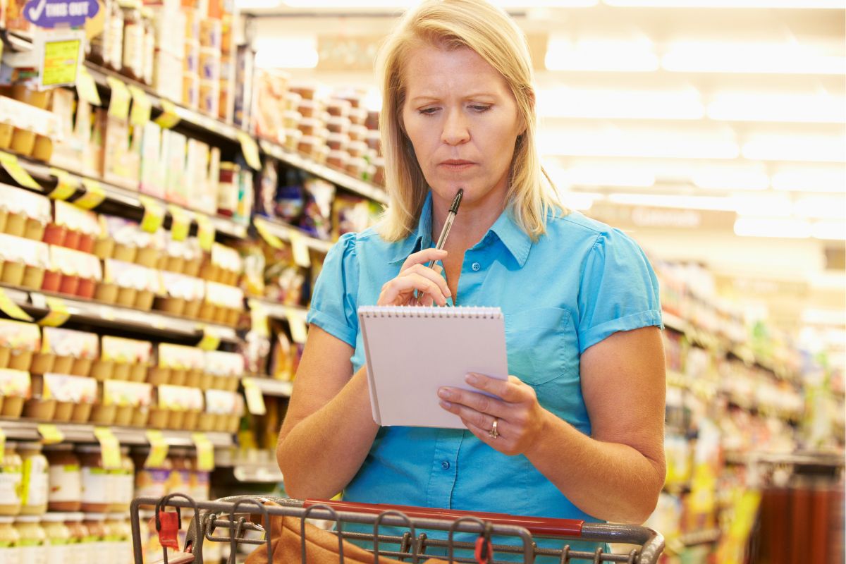 Foto de uma mulher verificando o caderno.