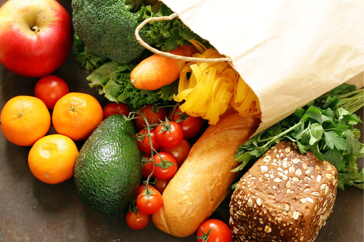 A imagem mostra mantimentos saudáveis.