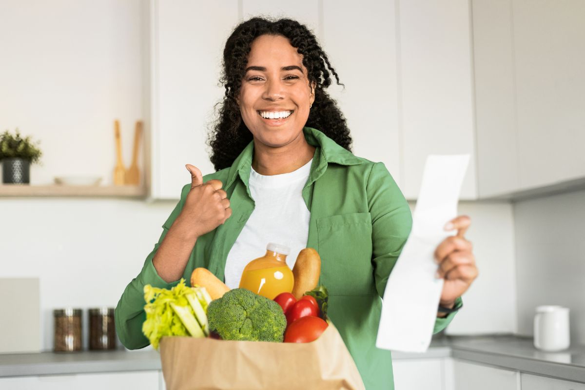 Imagem de uma mulher comprando compras com a lista.
