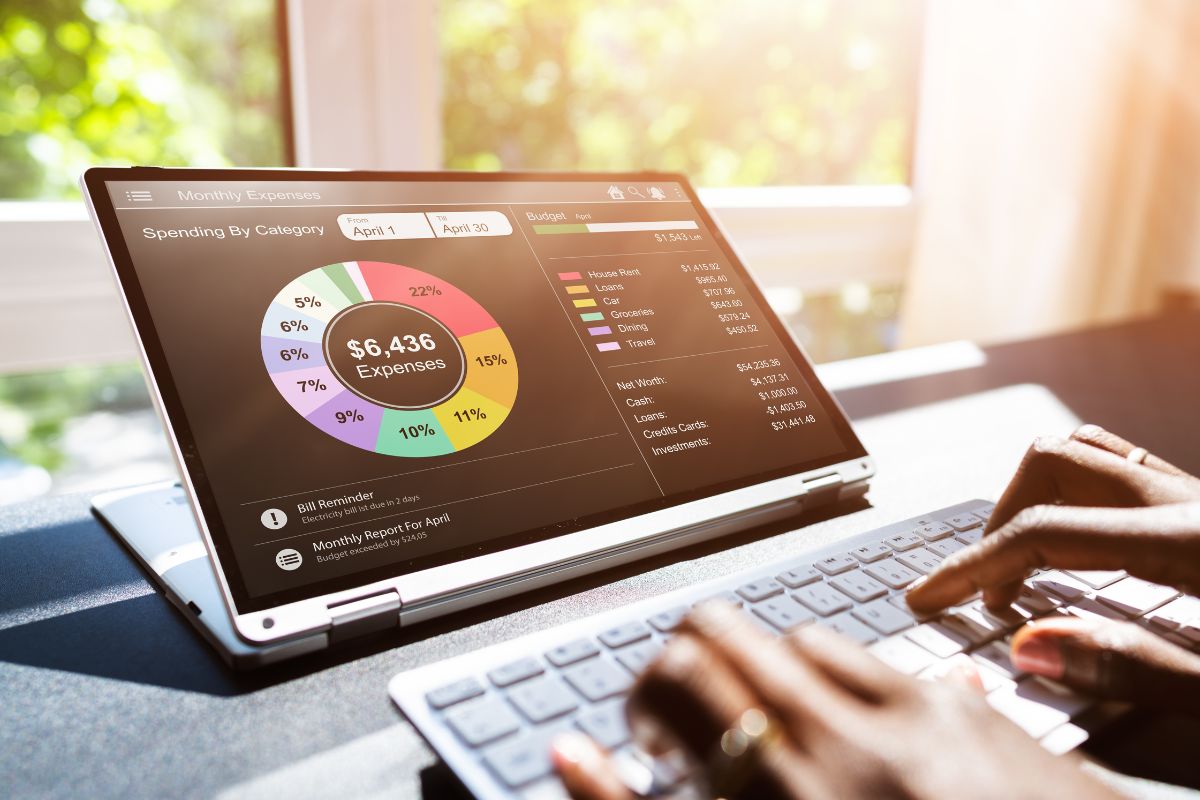 The hand of a woman with the help of a budgeting app.