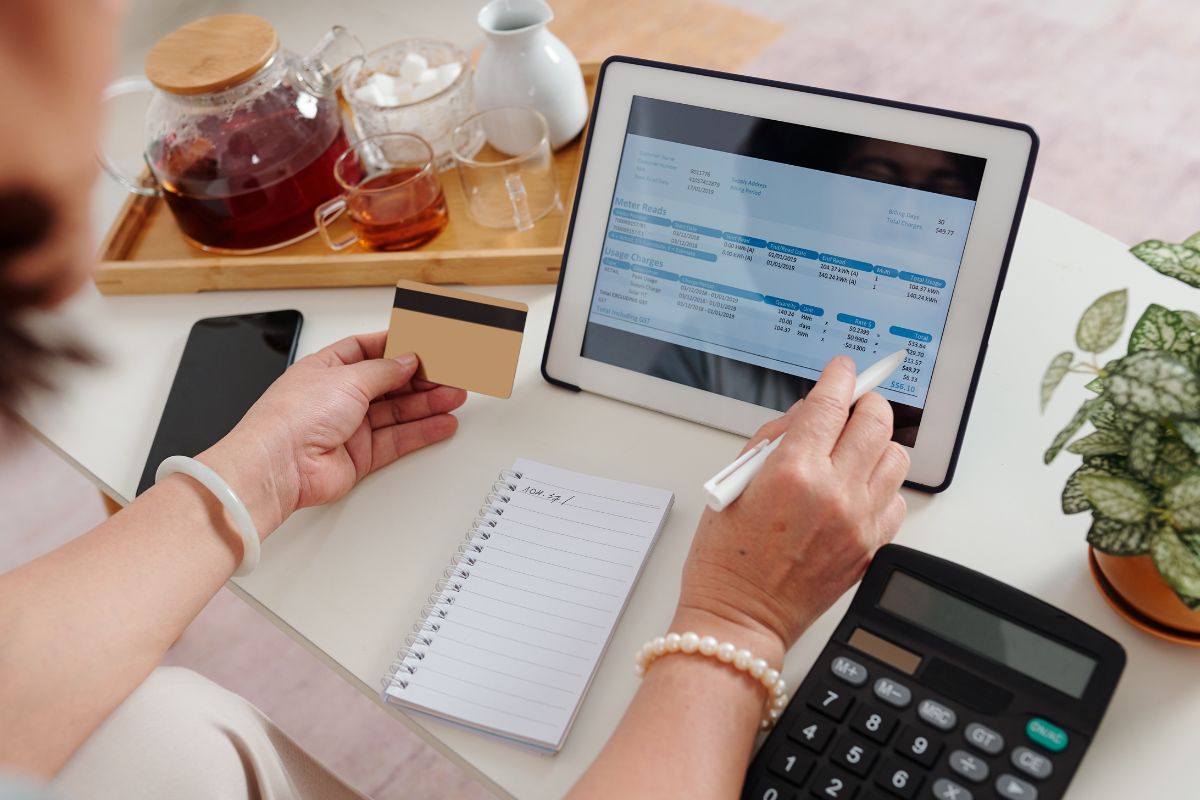 Photo of a woman who pays her fixed expenses online.