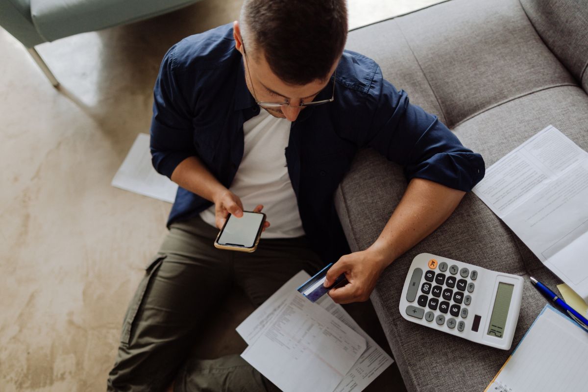 A man who pays his variable costs online.