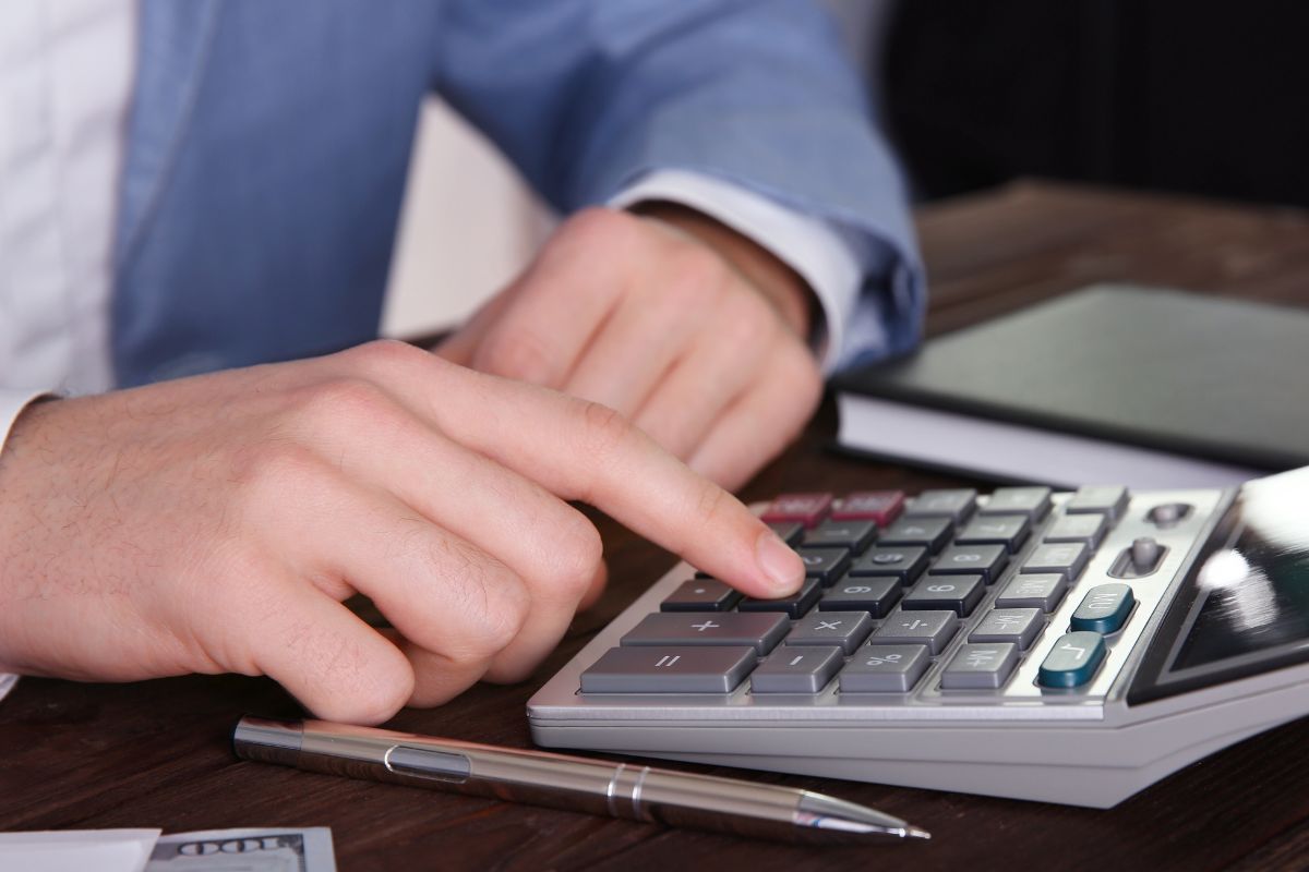 Image of the hand budgeting of a man.