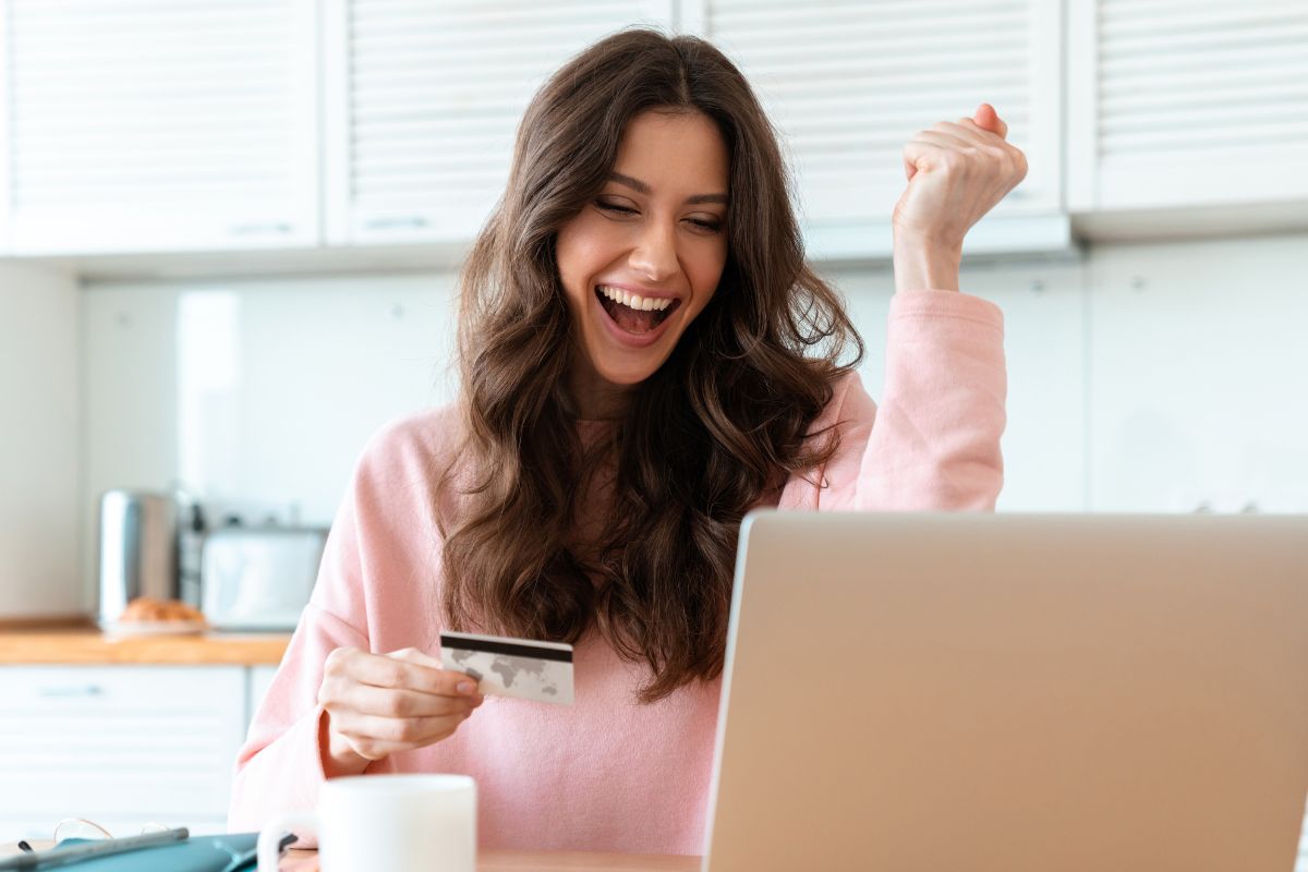 Picture of a woman using a credit card online. 