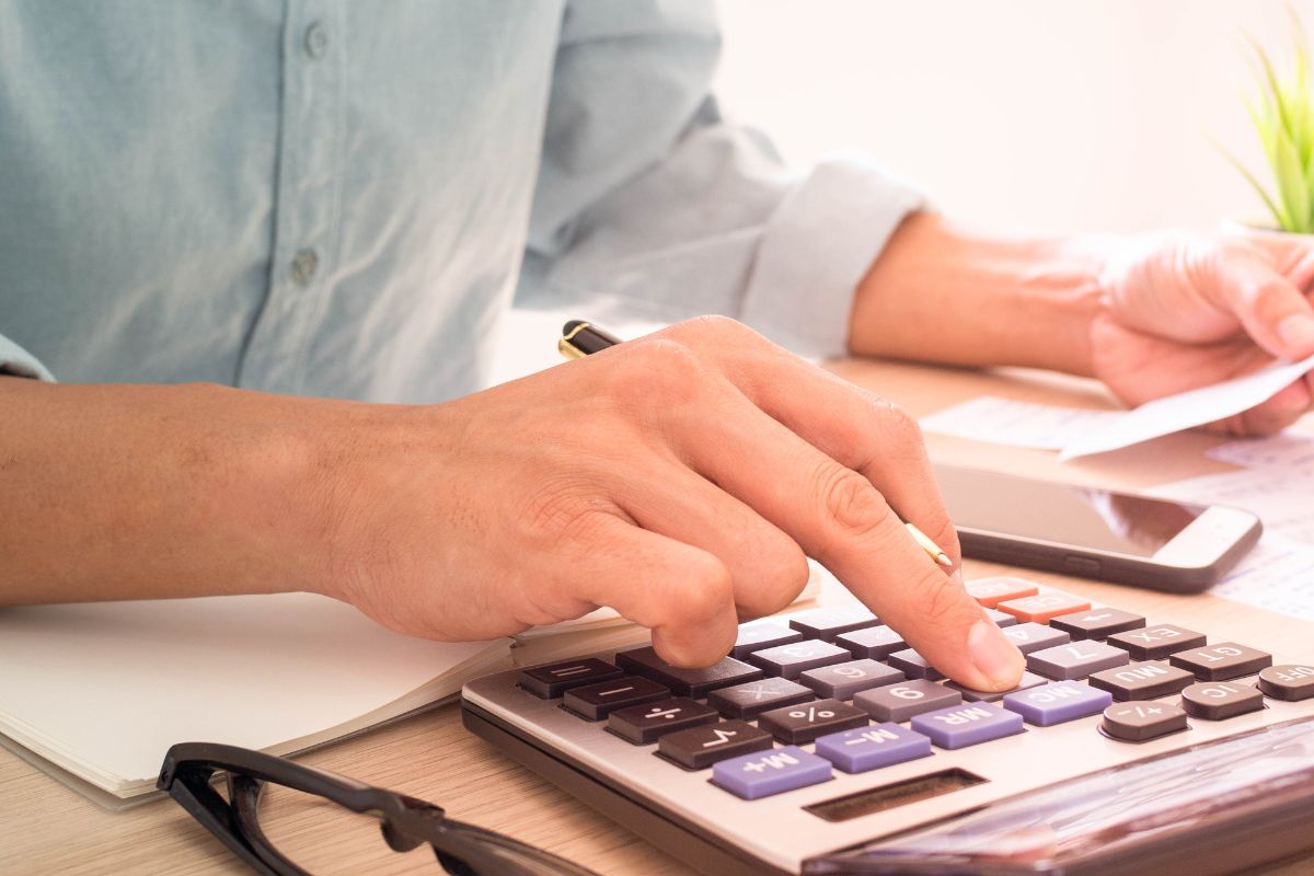 Image of a man's hand budgeting.