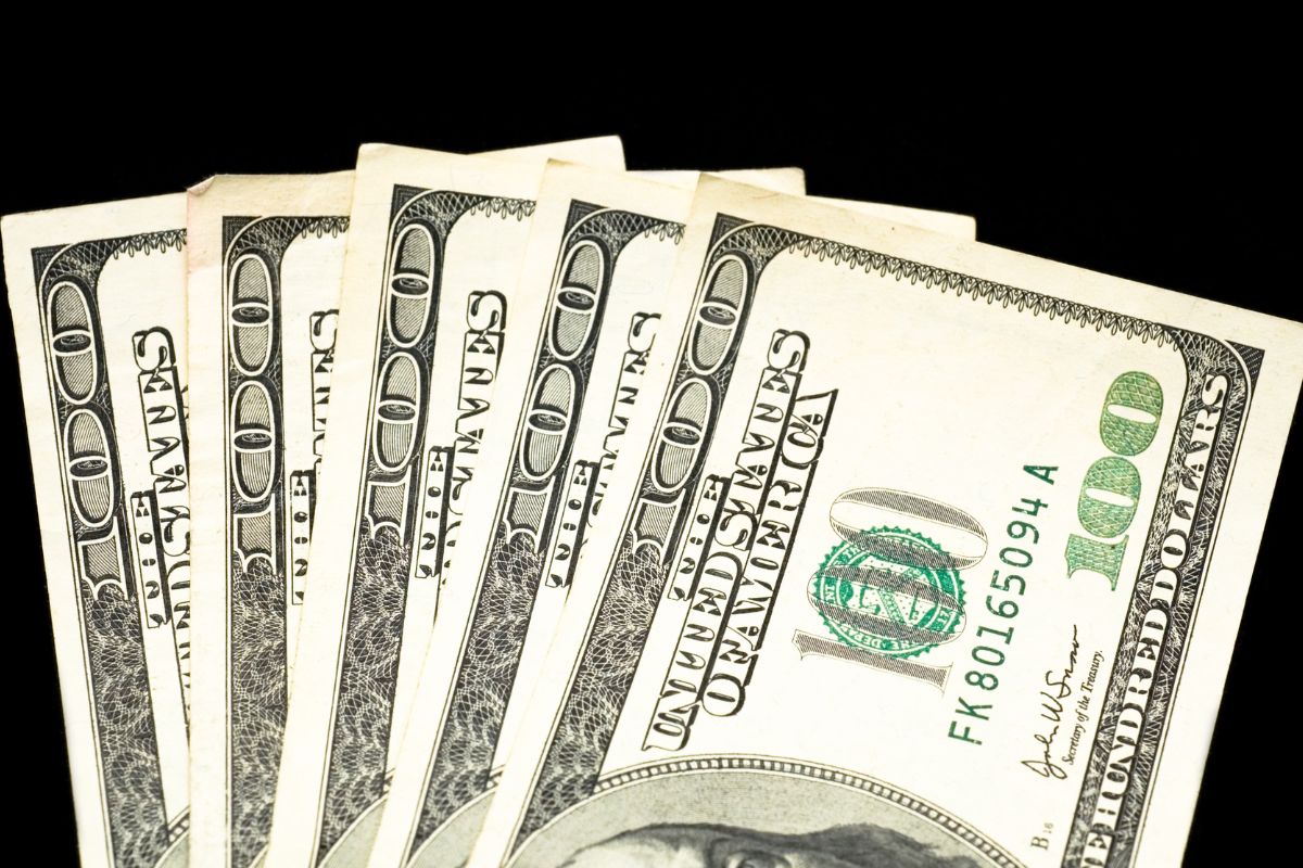 Photo of five hundred dollar bills.