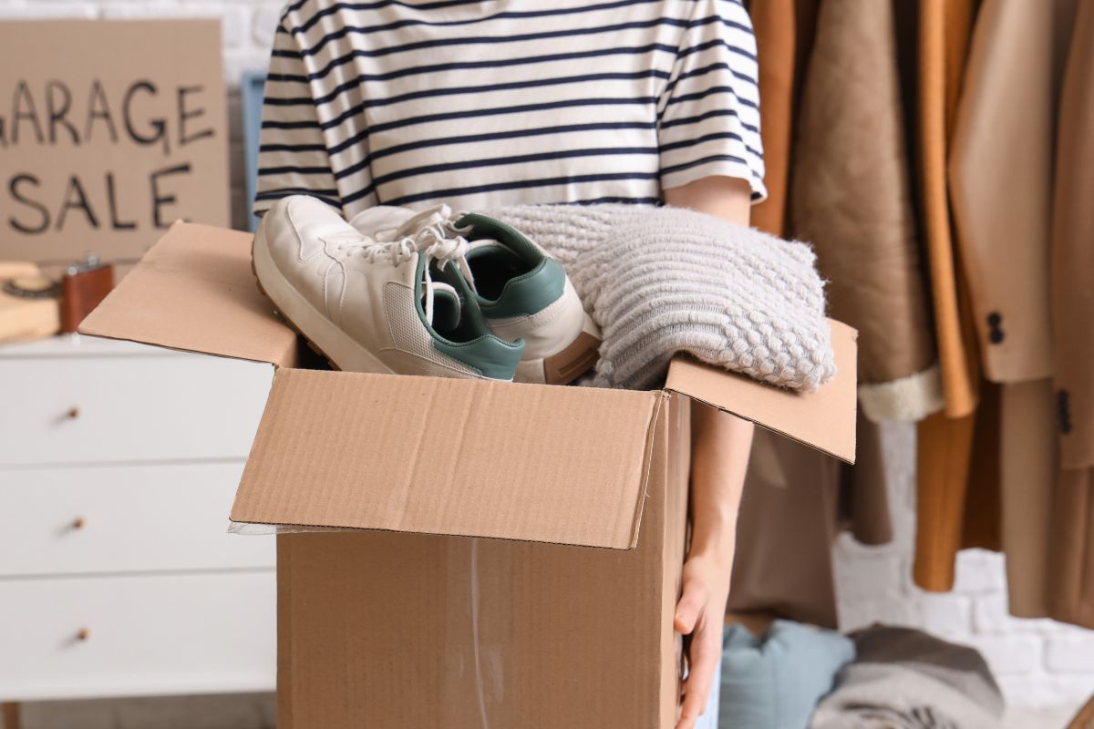 Image d'une femme vendant ses affaires inutilisées.