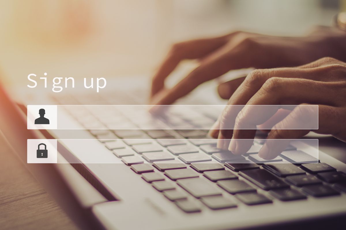 Image de la main d'une femme s'inscrivant pour un compte.