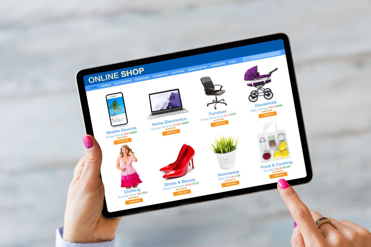 A woman's hand doing a mystery shopping online.