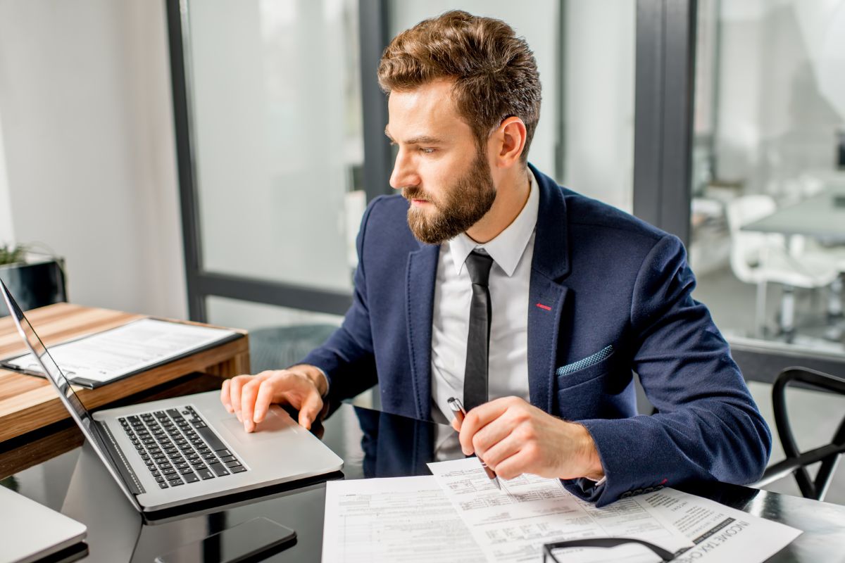Un homme au travail.