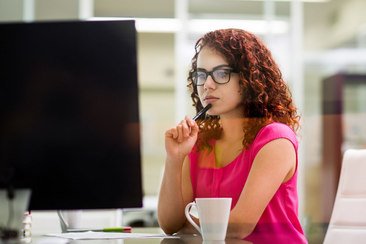 Une femme en train de réfléchir.