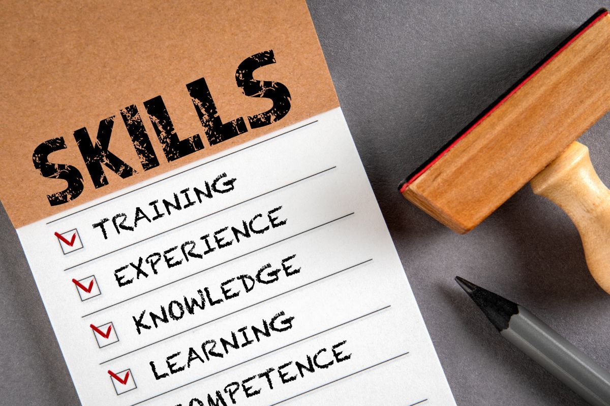 Un papier avec des compétences et un tampon.