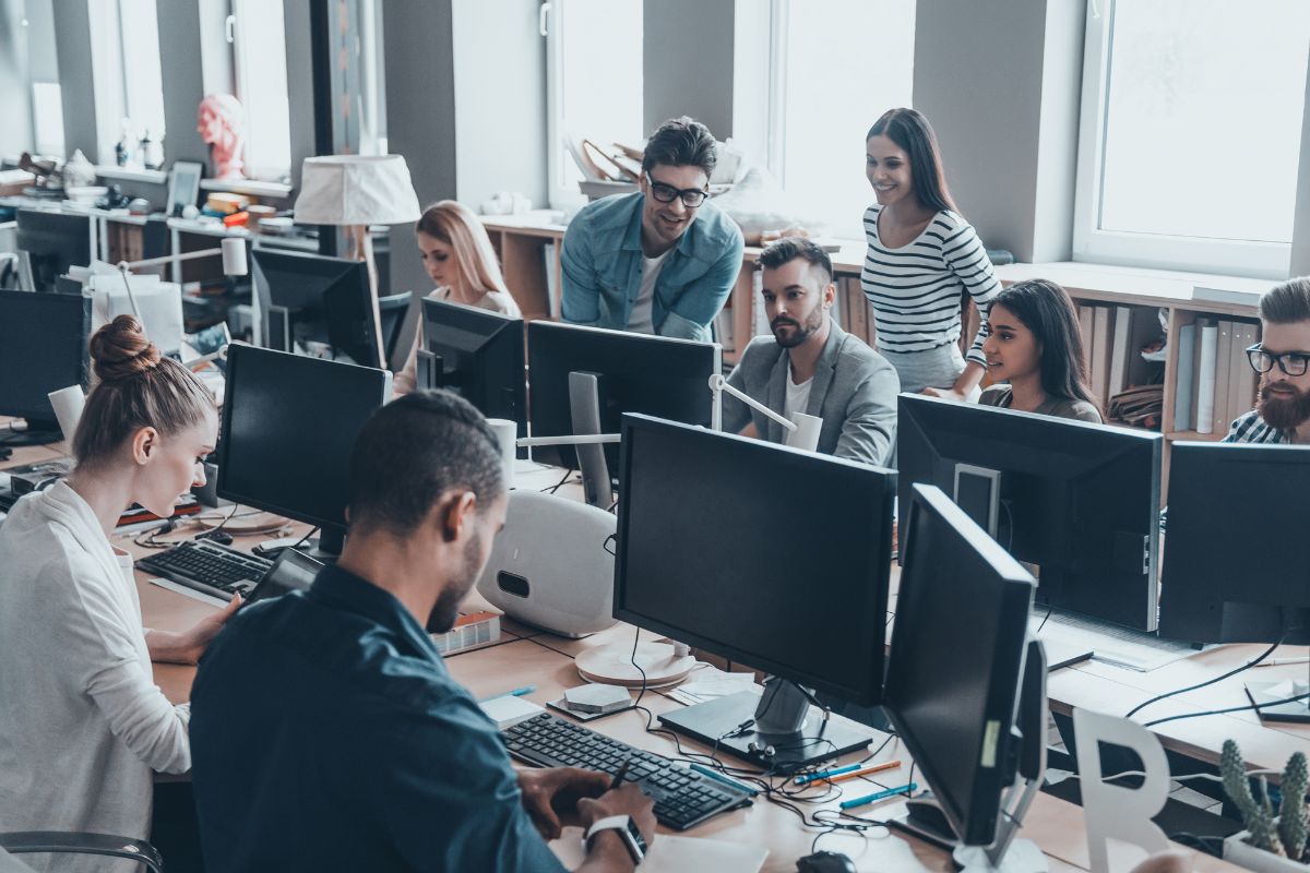 Des employés travaillant au bureau.