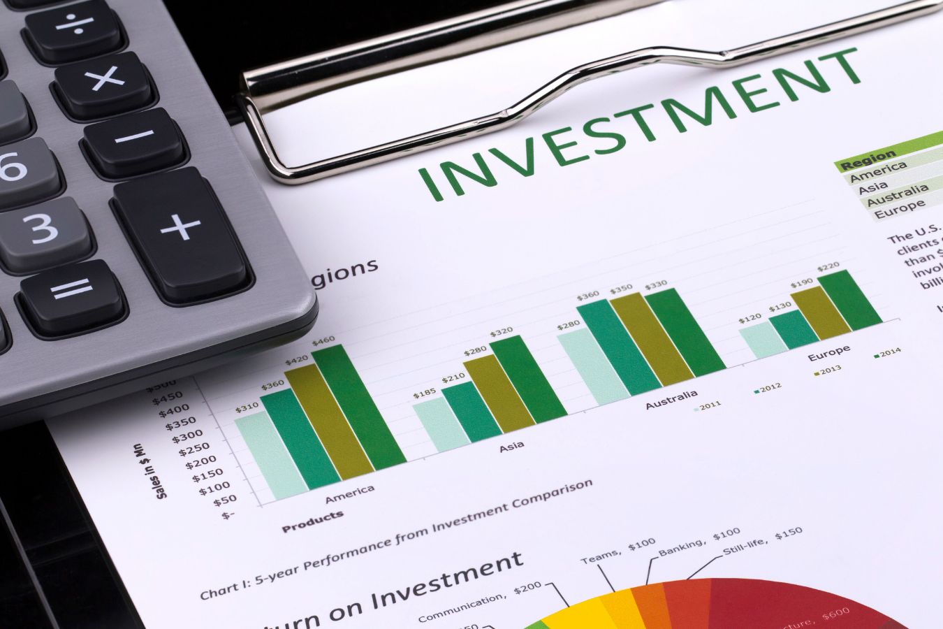 Photo d'un document avec un graphique d'investissement.