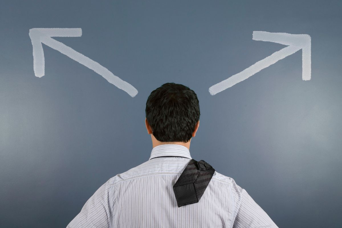 Photo d'un homme pensant.