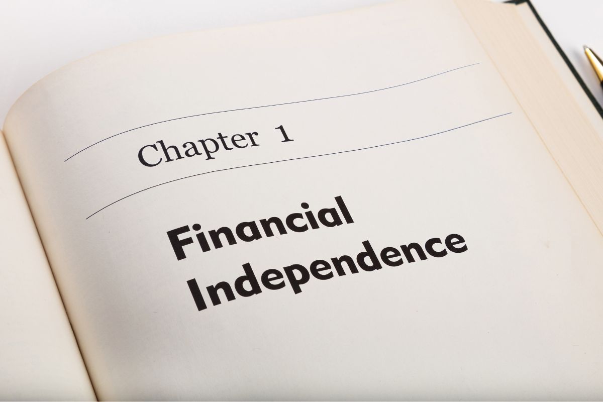 Un carnet avec des mots d'indépendance financière.