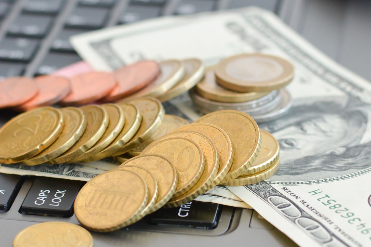 Un clavier et de l'argent.