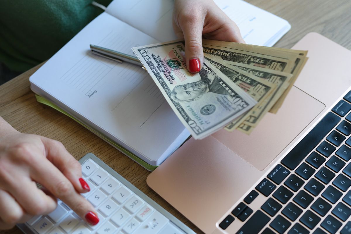 Une femme qui budgétise.