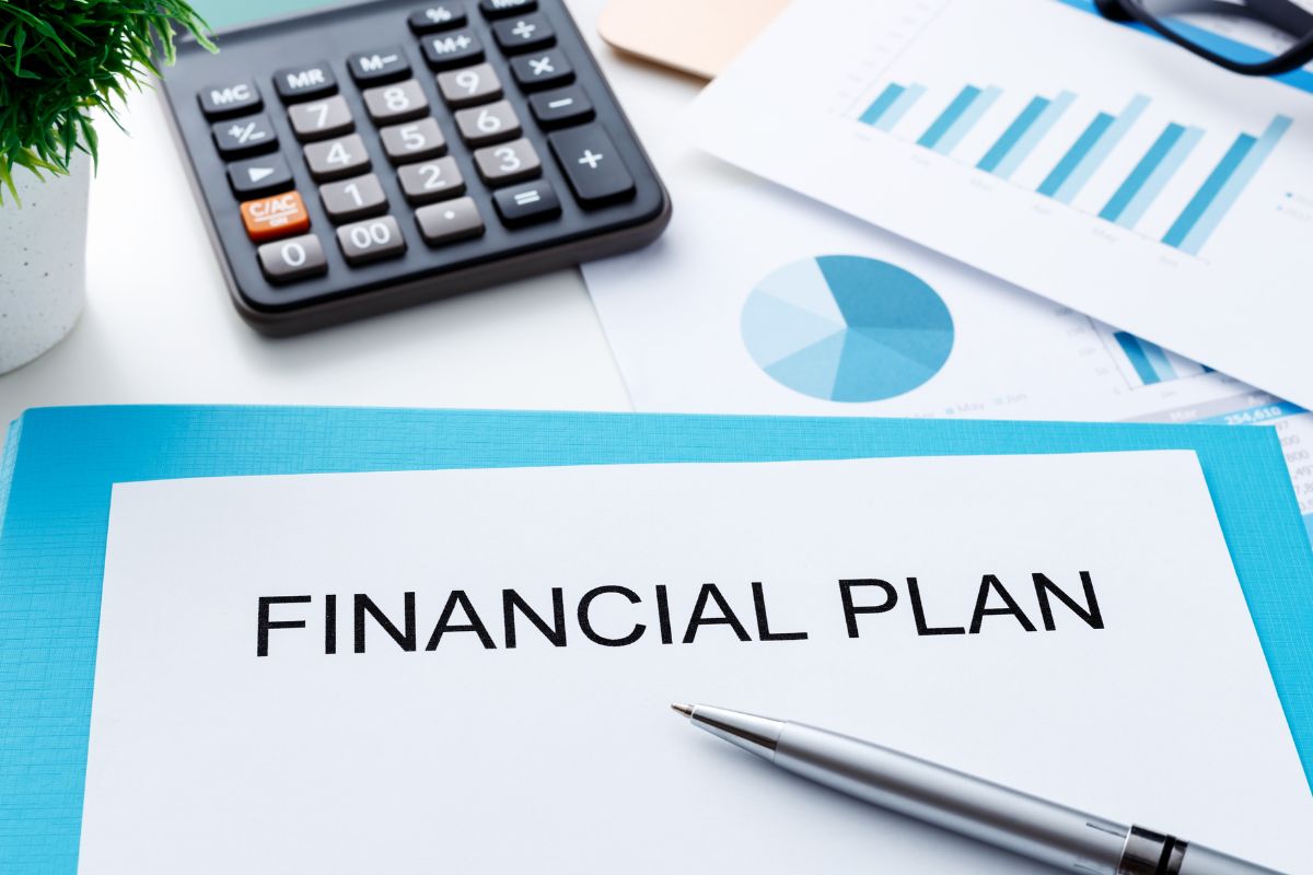 Un papier avec le descriptif d'un plan financier.