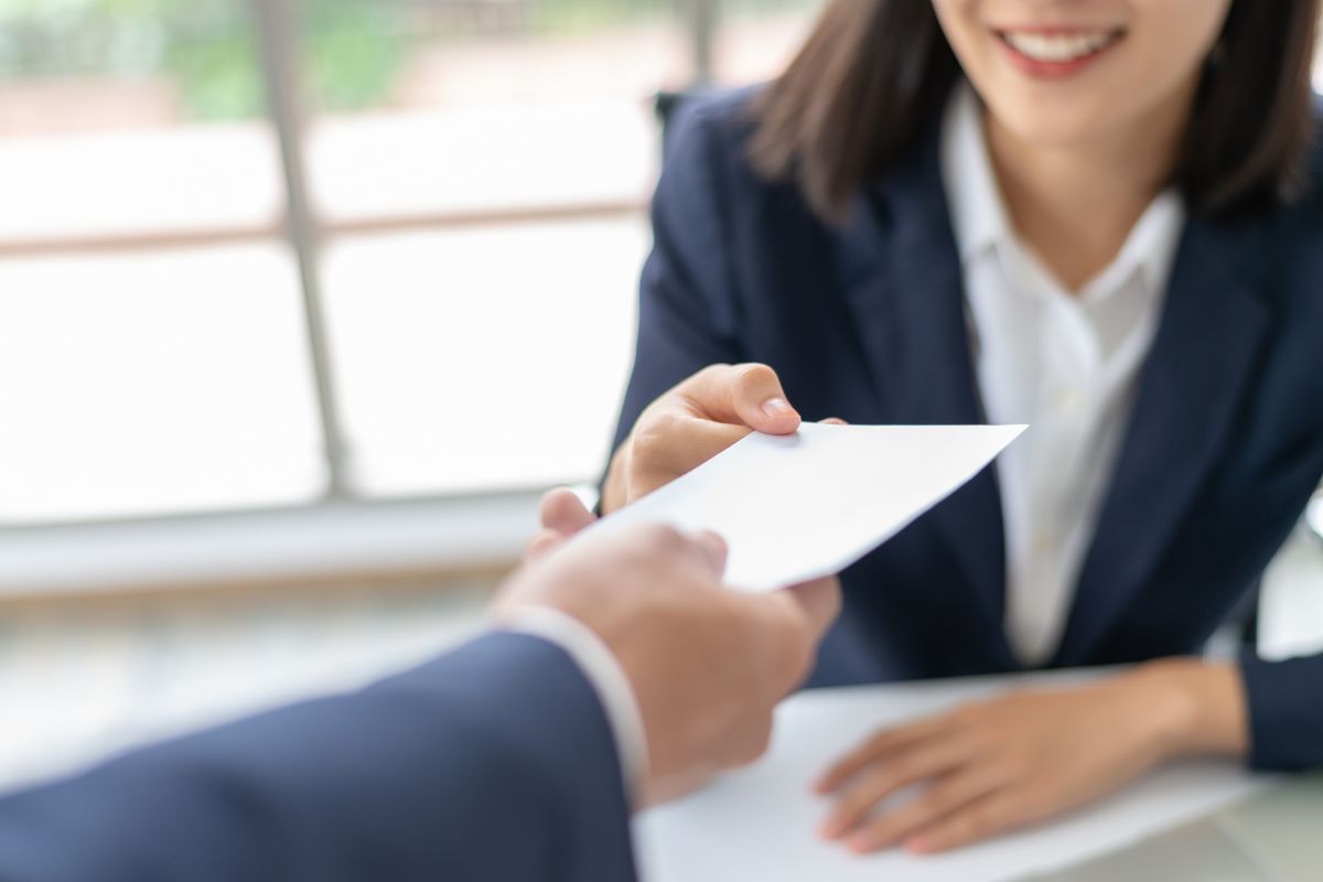 Une femme recevant son salaire.