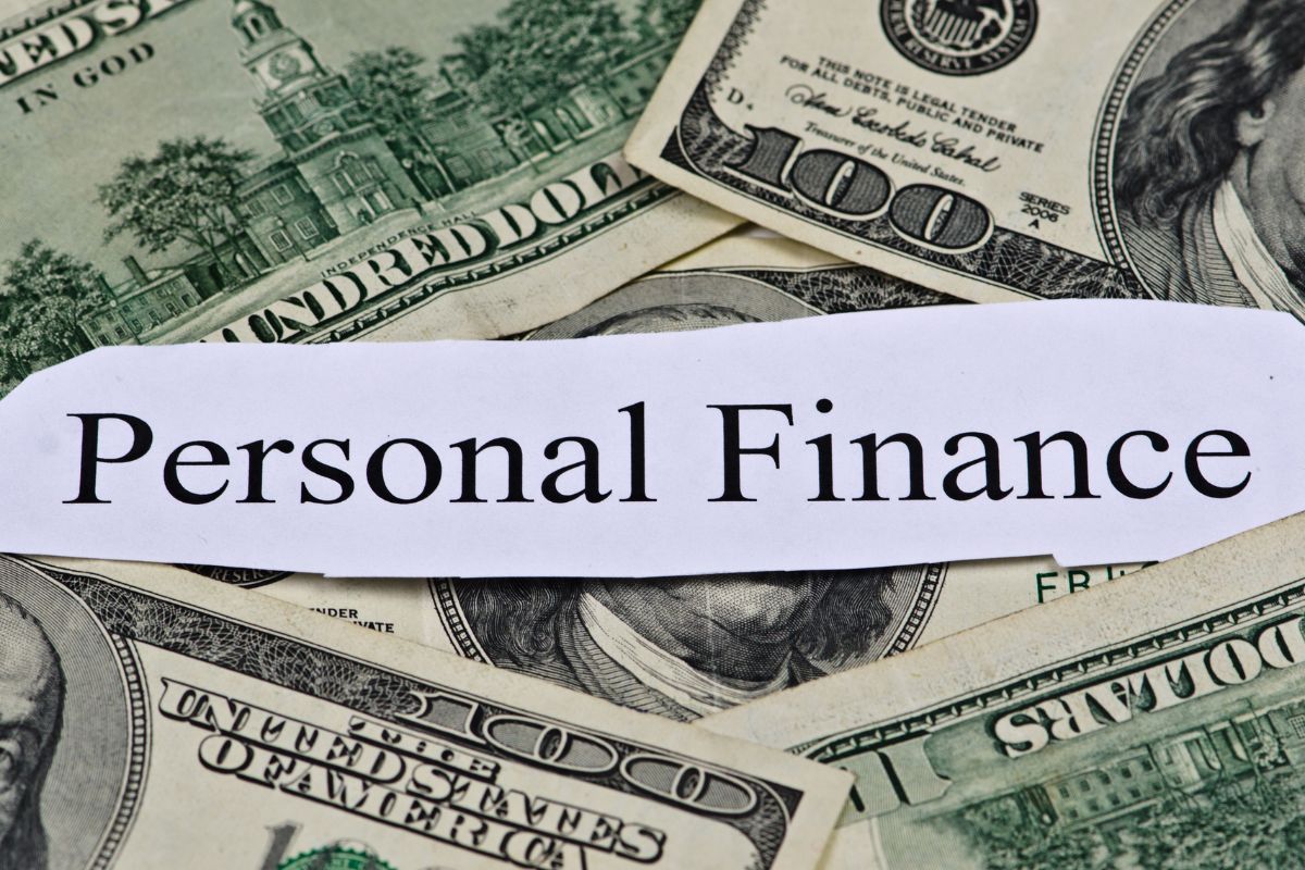 De l'argent et un papier avec des mots sur les finances personnelles.
