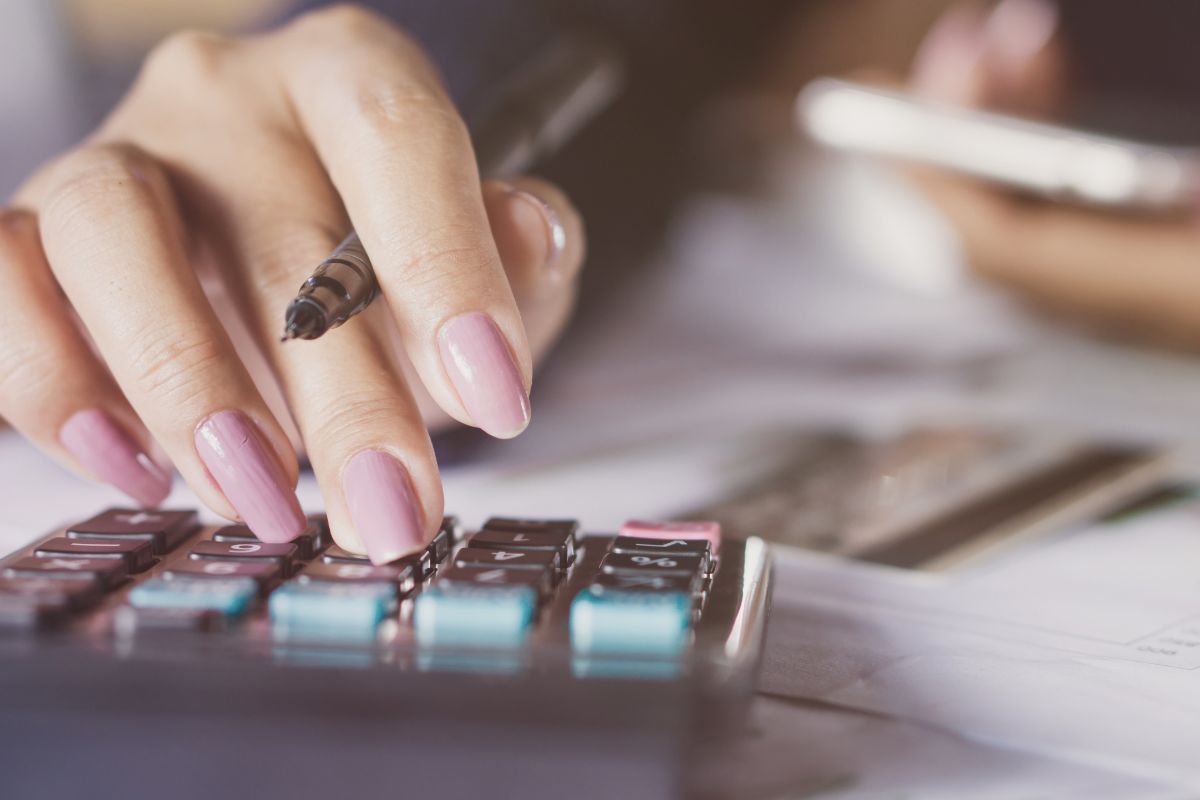 Une femme budgétisant des dépenses.